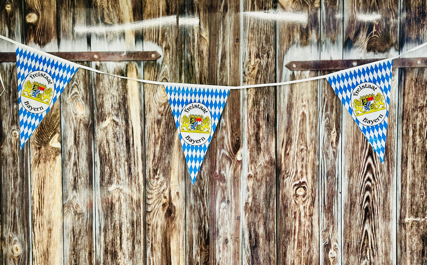 Wimpelkette á 10 m; Freistaat Bayern mit Löwenwappen